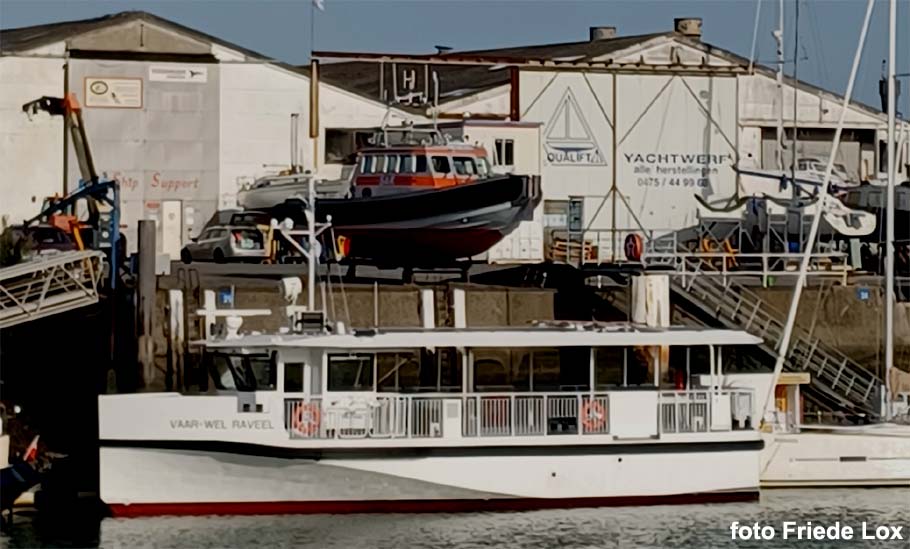 elektrische veerboot aangemeerd in de haven